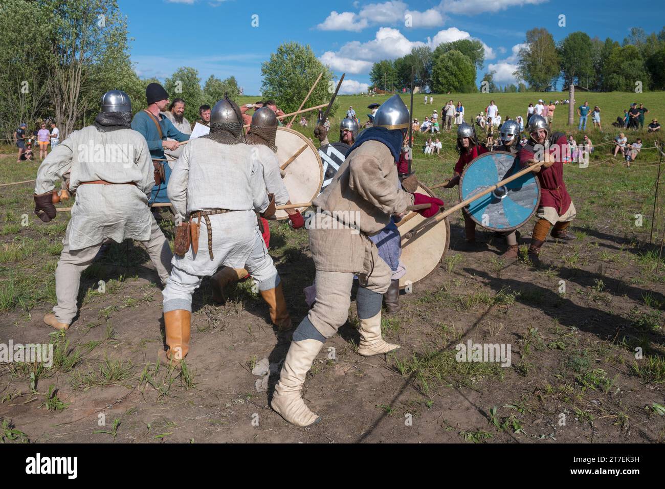 SHEVELEVO, RUSSIA - 5 AGOSTO 2023: Duello di gruppo di guerrieri dell'alto Medioevo. Festa storica "Fratellanza principesca". Regione di Novgorod Foto Stock