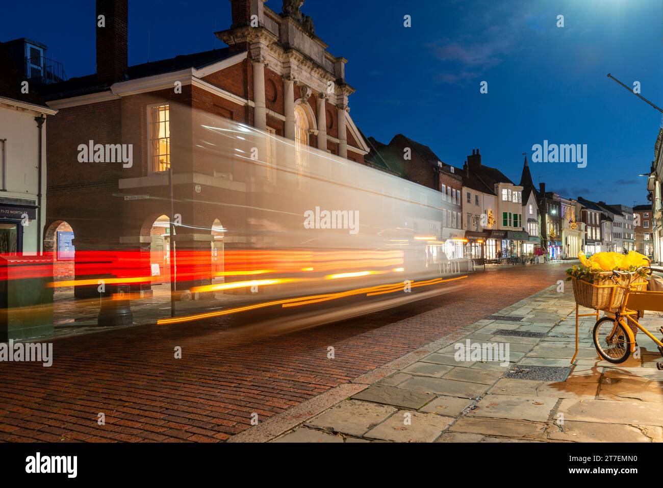 North Street nel centro di Chichester, West Sussex, Regno Unito, di notte Foto Stock