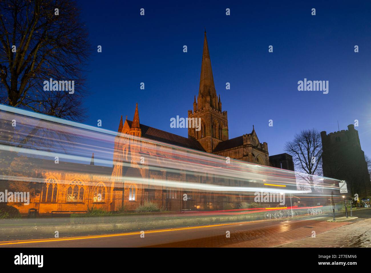 Chichester Cathedral nel West Sussex, Regno Unito di notte con sentieri leggeri Foto Stock