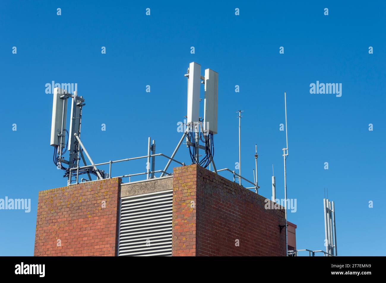 antenne per telecomunicazioni sul tetto di un edificio Foto Stock