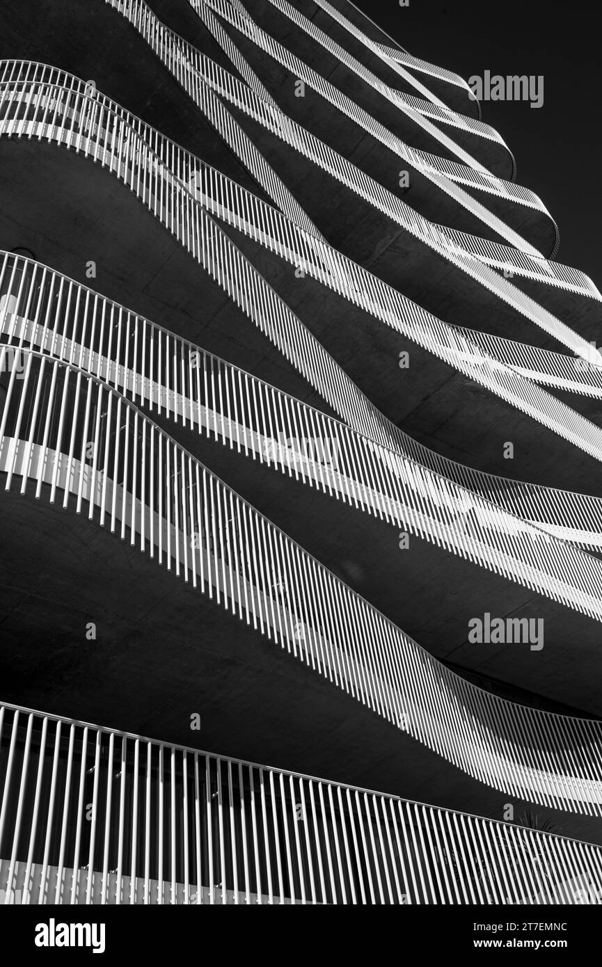 Balconi futuristici di nuova architettura residenziale a Littlehampton, Regno Unito Foto Stock