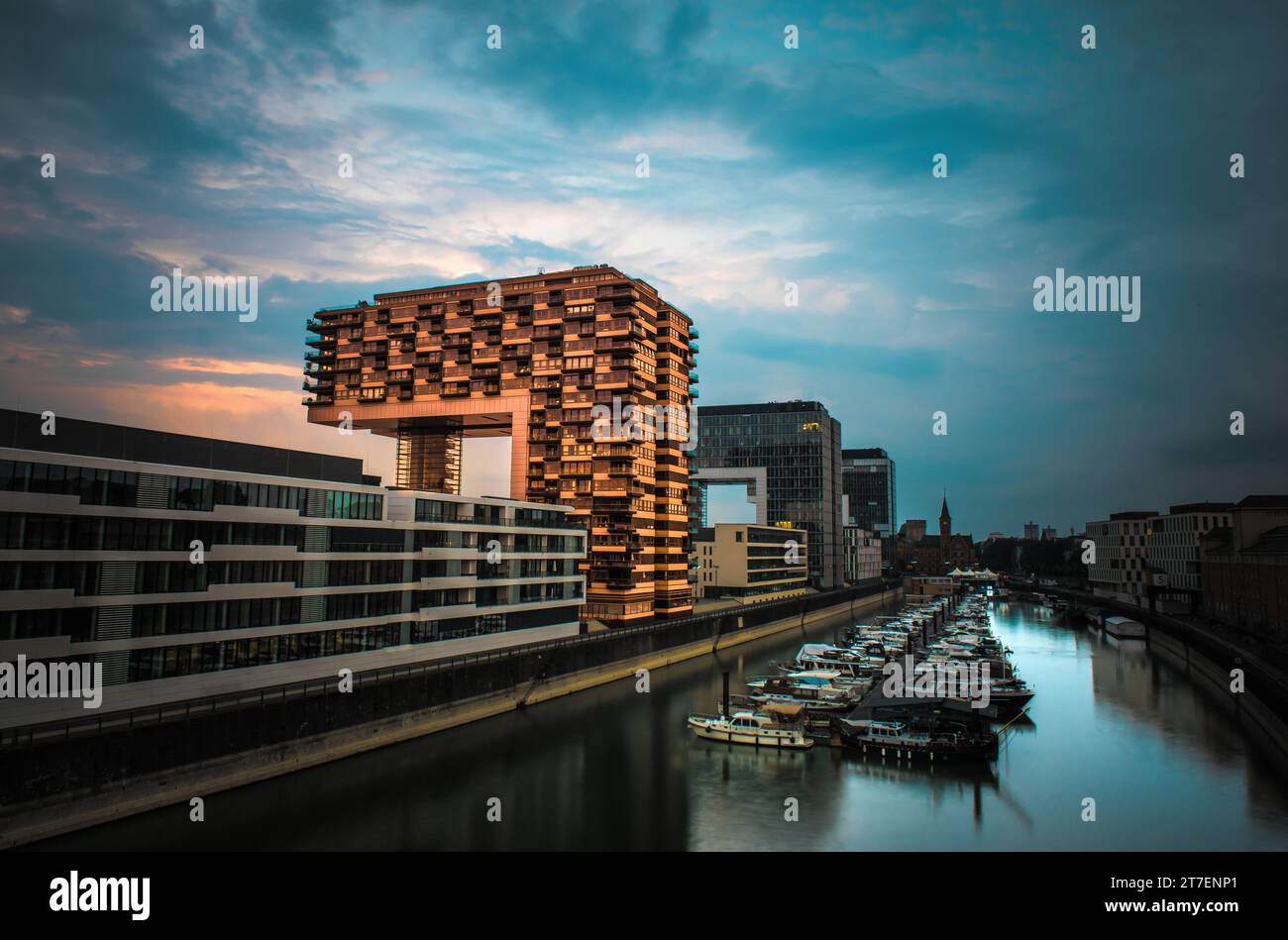 koeln costruisce Kranhaeuser nel porto Rheinauhafen la sera, Colonia, Renania, Germania, Europa Foto Stock