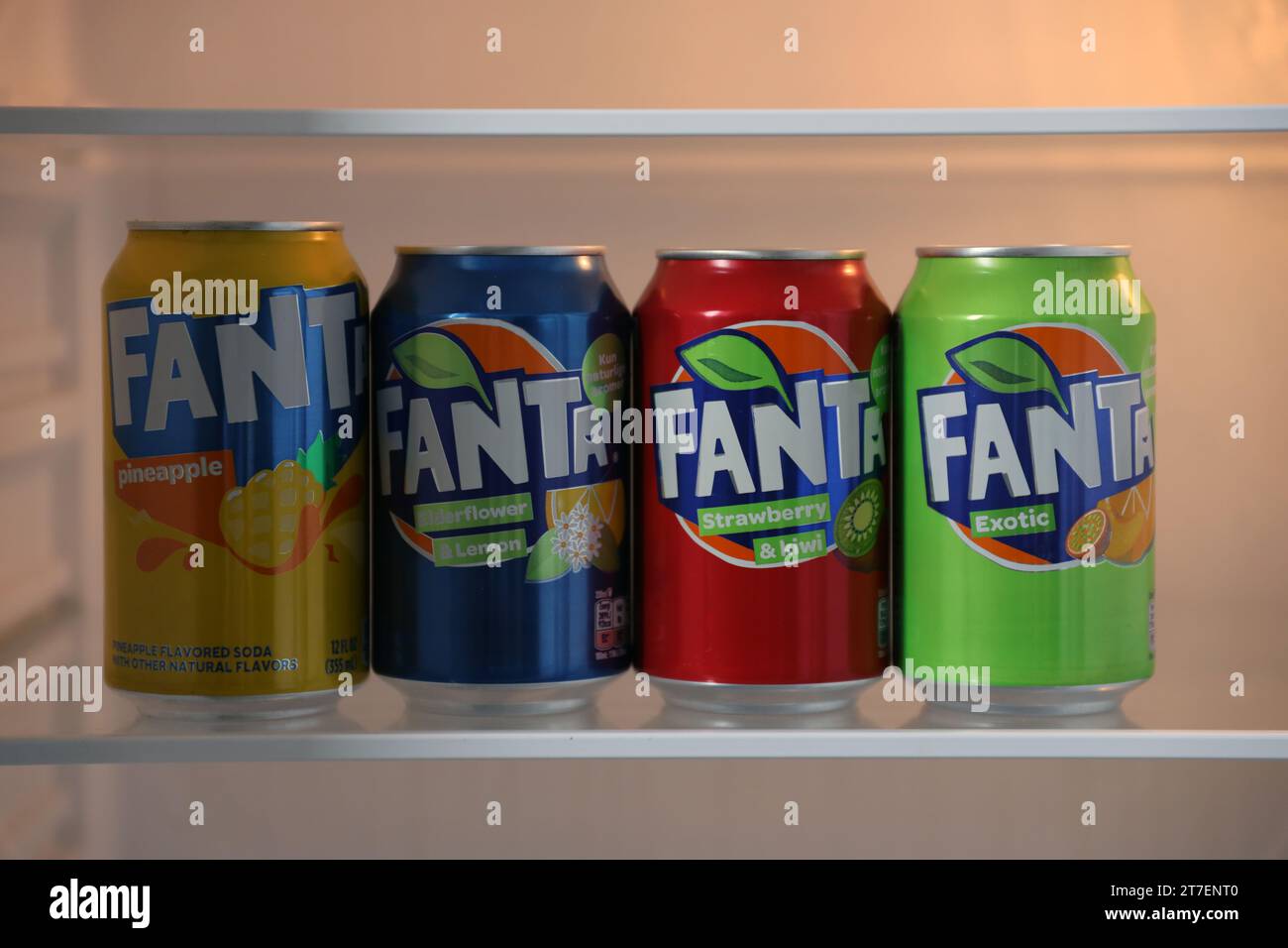 KIEV, UCRAINA - 4 MAGGIO 2023: Primo piano di lattine di latta di marca Fanta soft drink con vari sapori Foto Stock