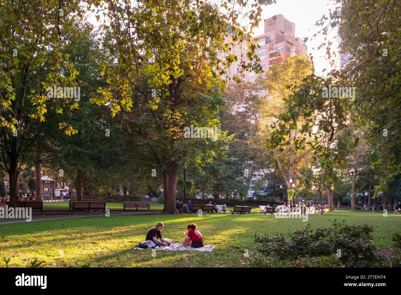 Gente che ama trascorrere un pomeriggio d'estate a Rittenhouse Suare, Philadelphia, Pennsylvania, USA Foto Stock