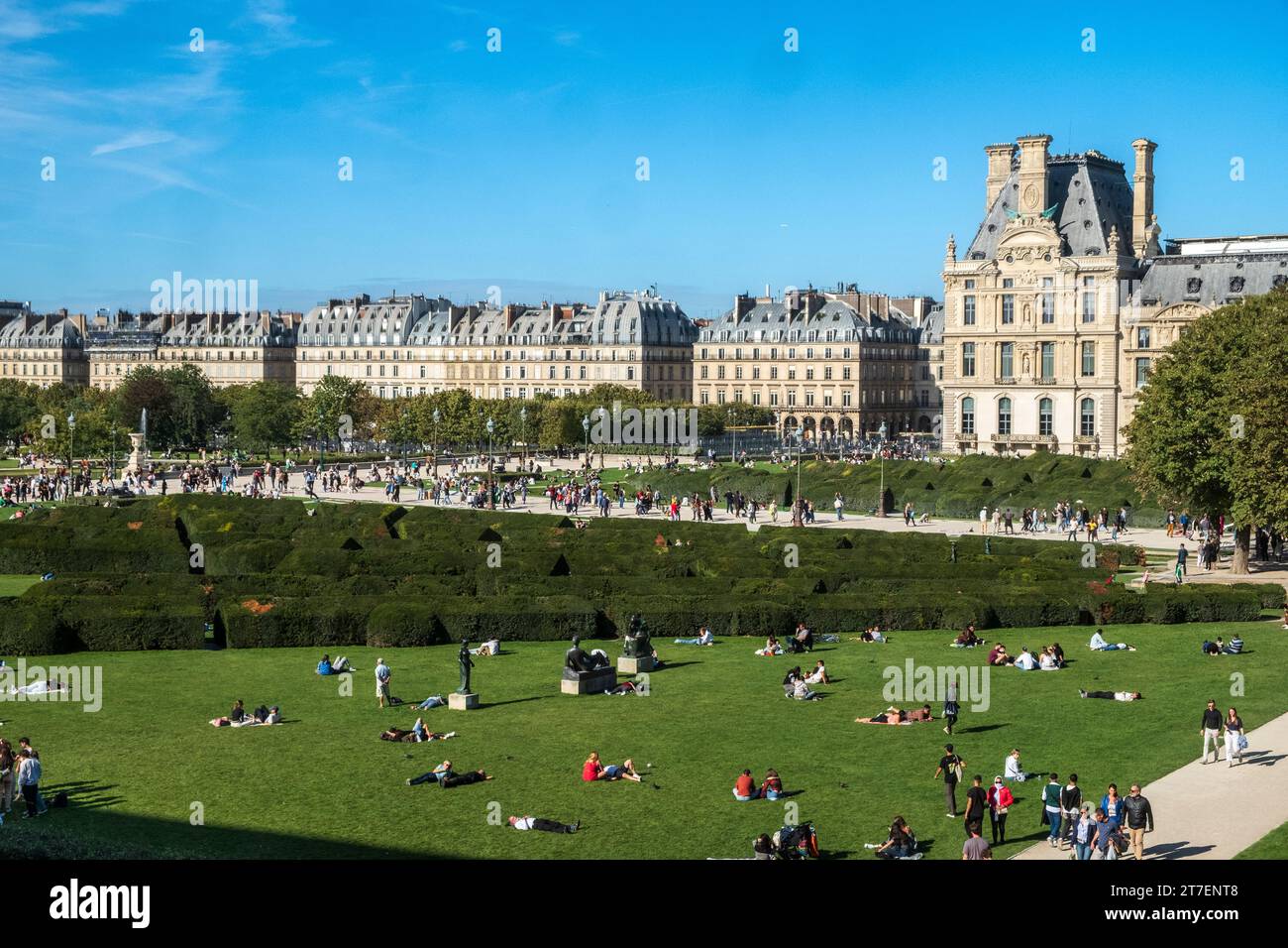 Giardini e prati di Place du Carrousel, Museo d'Arte del Louvre, Museo del Louvre, Parigi, Francia Foto Stock