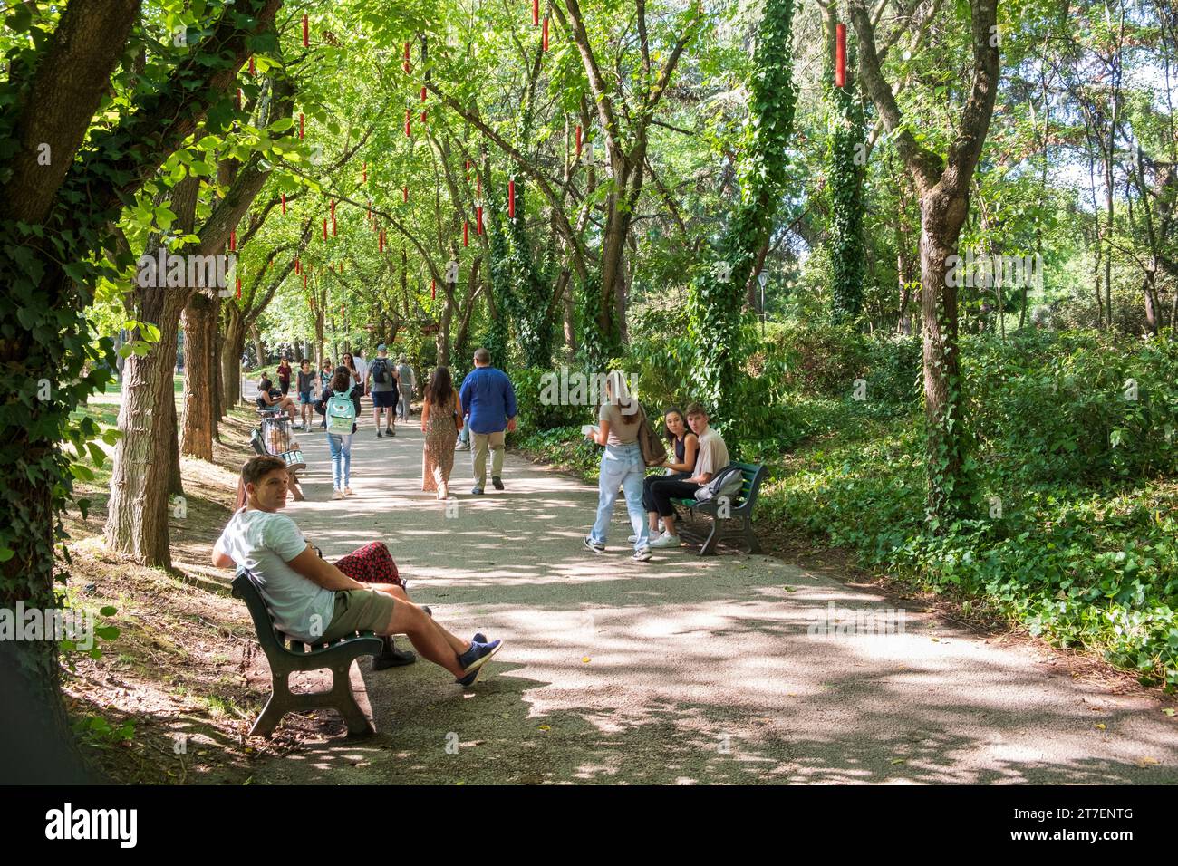 Vialetti e persone a Jardin Compans-Caffarelli, vicino al giardino giapponese Pierre-Baudis, Tolosa, Francia Foto Stock