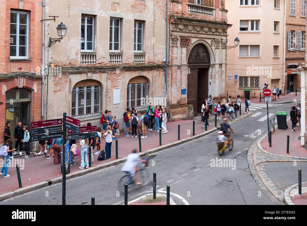 Bambini e adolescenti vengono lasciati fuori dalla scuola, Tolosa, Francia Foto Stock