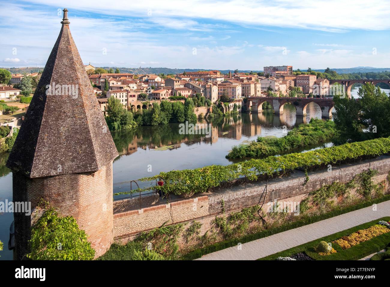 I giardini del Palazzo Berbie (Museo Lautrec di Tolosa all'interno) si affacciano sul fiume Tarn, Albi, Francia Foto Stock