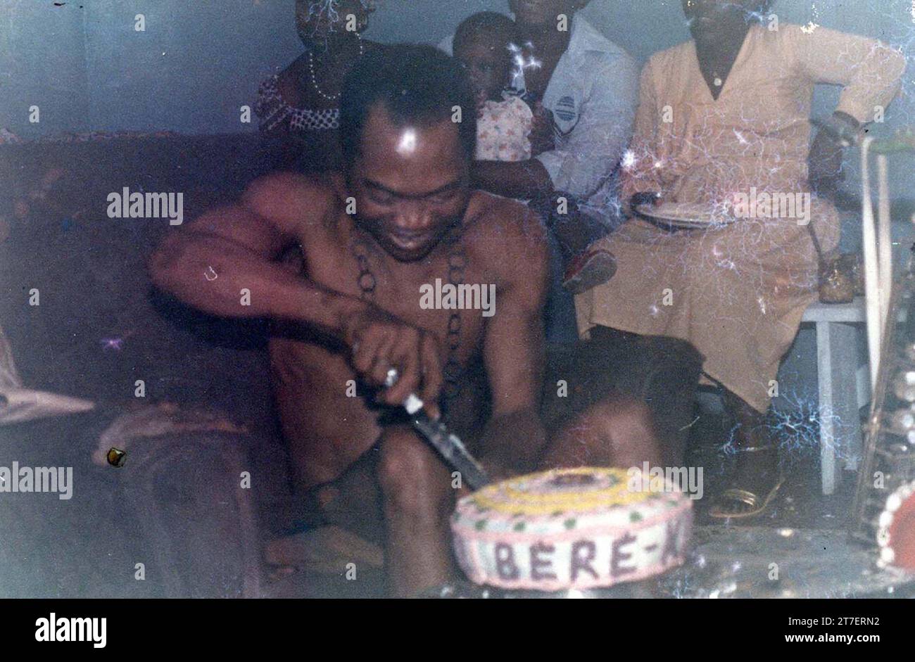 Fela Aníkúlápó Kútì, nota anche come Abàmì Ẹ̀dá, è stata una musicista nigeriana, bandleader, compositore, attivista politica e panafricanista. È considerato il re dell'afrobeat, un genere musicale nigeriano che combina la musica dell'Africa occidentale con il funk e il jazz americano. Al culmine della sua popolarità, è stato definito come uno dei più "stimolanti e carismatici artisti musicali africani". Foto Stock