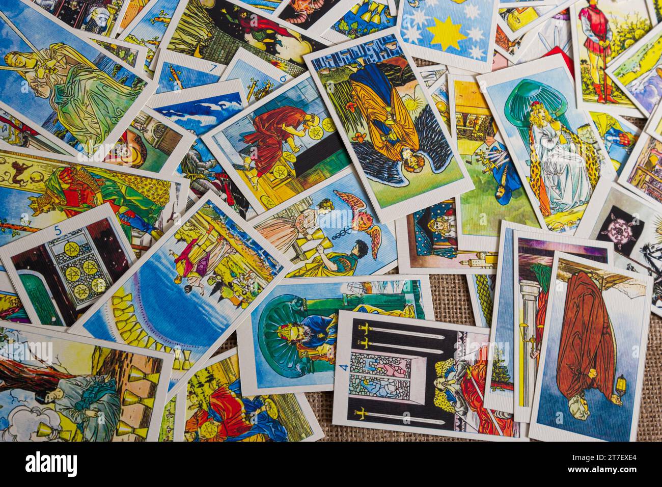 Sfondo con mucchio di carte tarocchi, il mazzo arcana maggiore. Fortuna che dice seance o rituale magico nero. Spaventate la vita ferma con occulto ed esoteri Foto Stock