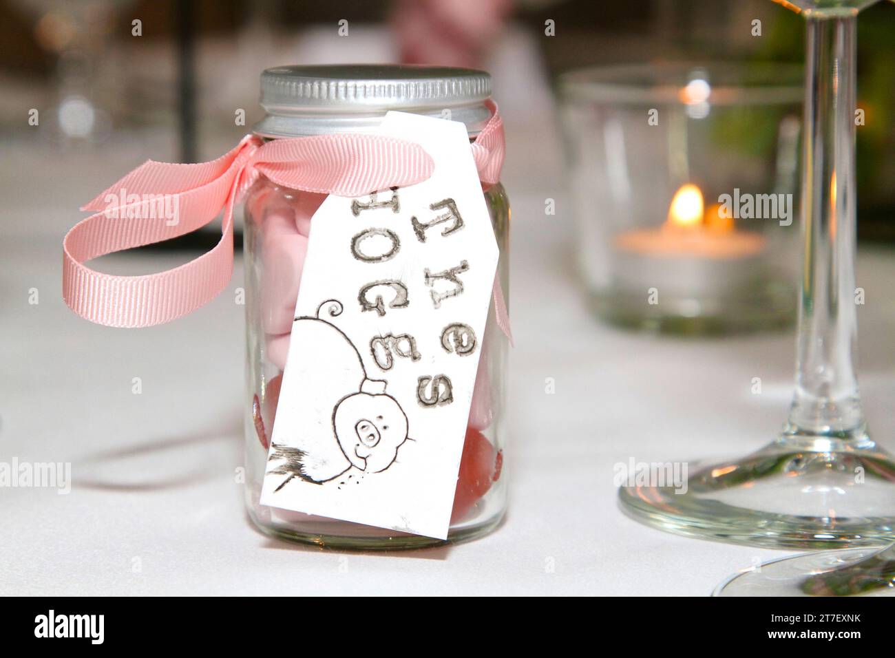 nuovo vaso in vetro con caramelle e coperchio in argento posizionato su un tavolo Foto Stock