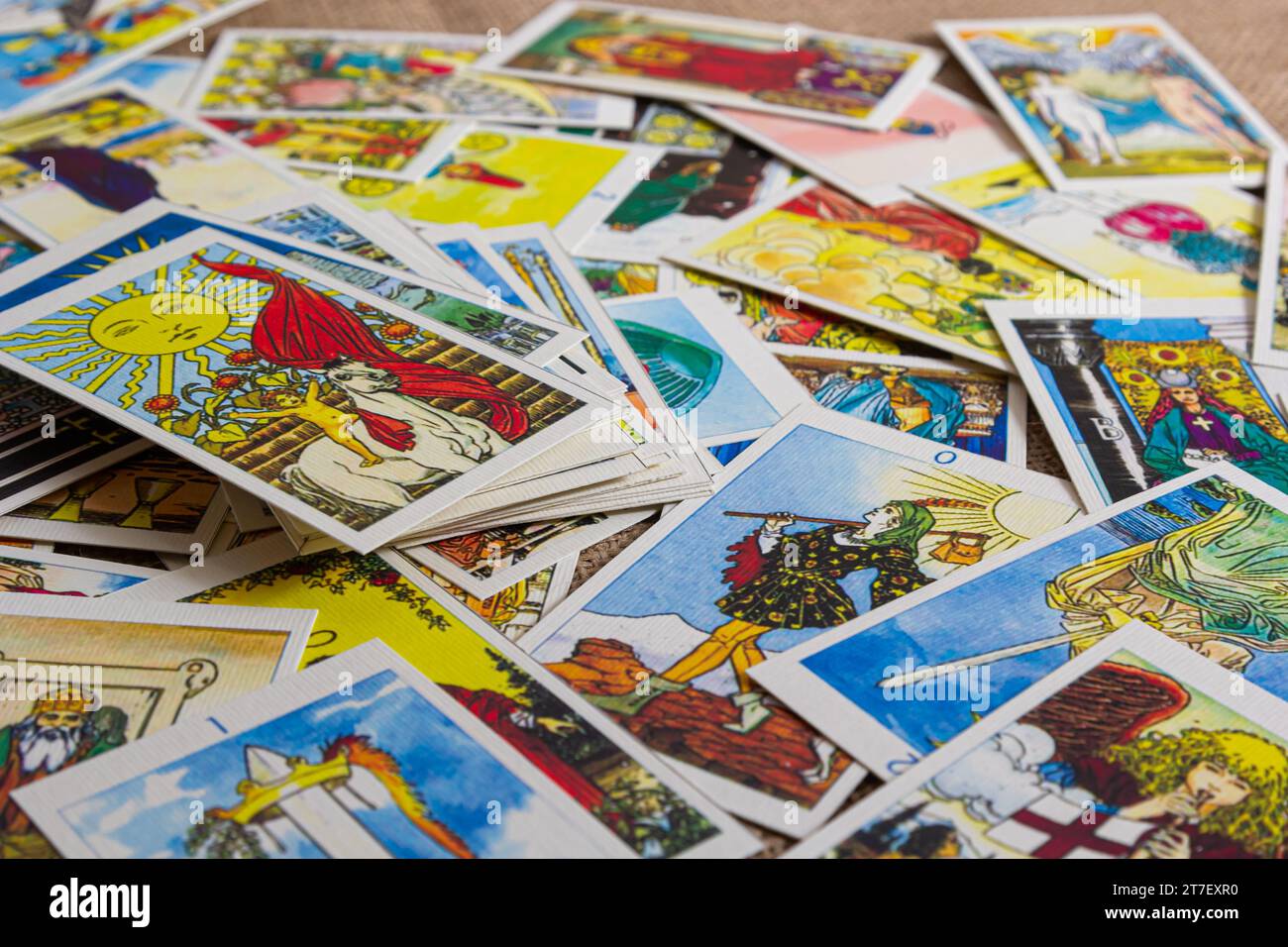 Sfondo con mucchio di carte tarocchi, il mazzo arcana maggiore. Fortuna che dice seance o rituale magico nero. Spaventate la vita ferma con occulto ed esoteri Foto Stock