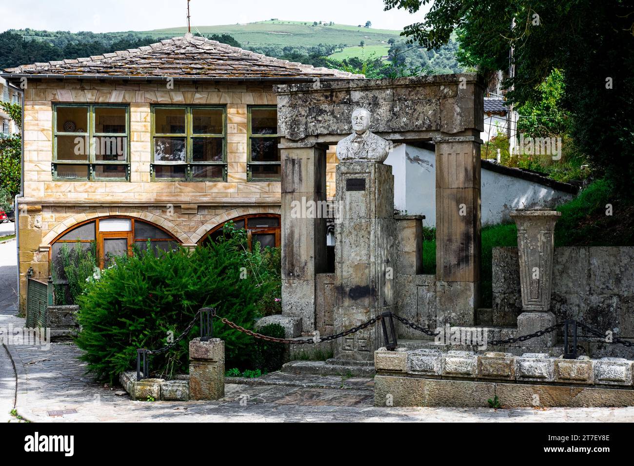"Legacy Corner: Cattura dell'essenza della Valle del Pas, Cantabria, Spagna, con una Statua storica, una dimora d'epoca e un pittoresco fascino rurale" Foto Stock