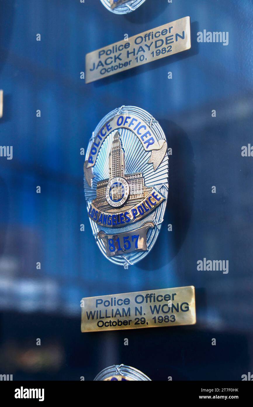 cassa di vetro contenente gli scudi della polizia degli agenti morti mentre erano in servizio alla stazione di polizia di los angeles Foto Stock