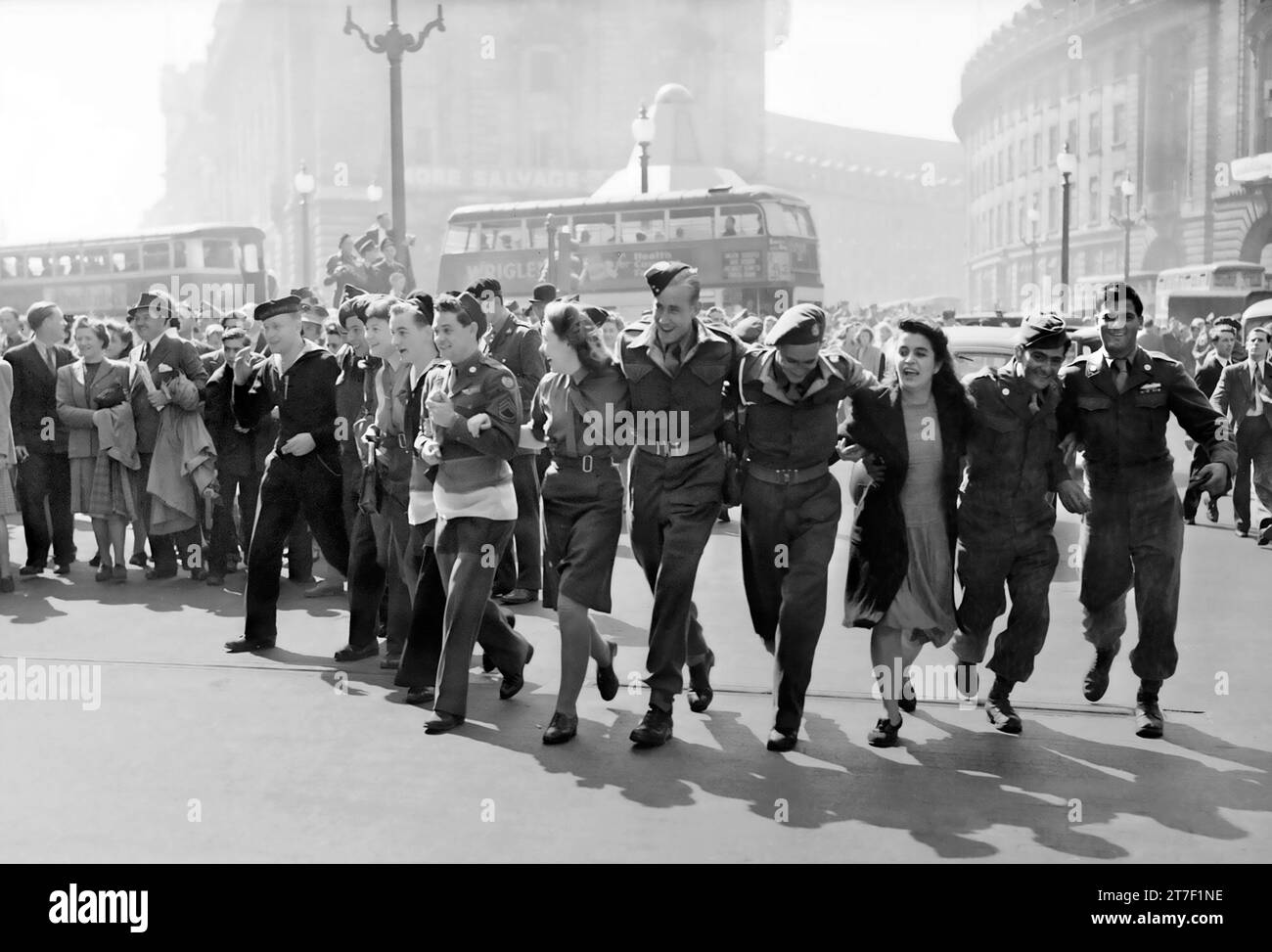 VJ Day, Londra. Folla di persone a Piccadilly Circus, Londra il giorno V-J al momento dell'annuncio della resa giapponese il 15 agosto 1945 Foto Stock