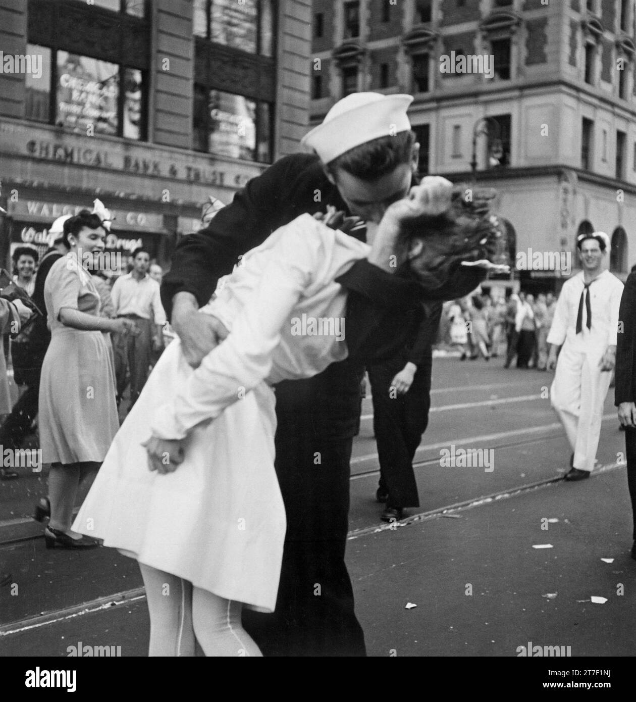 VJ Day. New York City celebra la resa del Giappone. Sailor baciare una giovane donna di Victor Jorgensen, 14 agosto 1945 Foto Stock