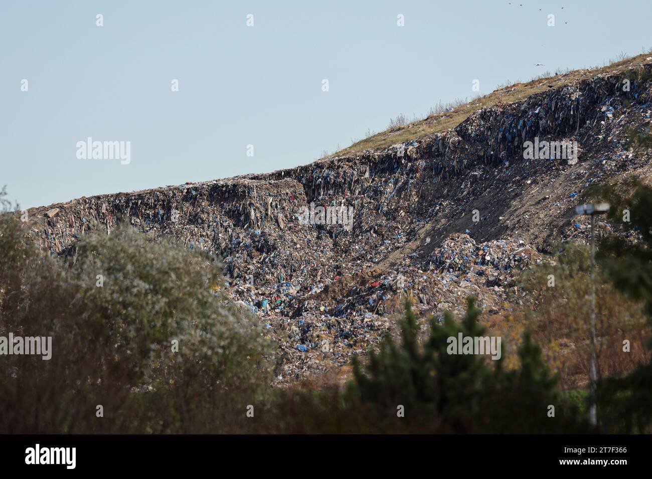 Zagabria, Croazia. 15 novembre 2023. Lo scivolo per rifiuti presso il sito di discarica di Jakusevac è stato aperto a Zagabria, Croazia, il 15 novembre 2023. Migliaia di tonnellate di rifiuti sono scivolate dalla sua sede di smaltimento sabato 11 novembre 2023. Foto: Luka Stanzl/PIXSELL credito: Pixsell/Alamy Live News Foto Stock