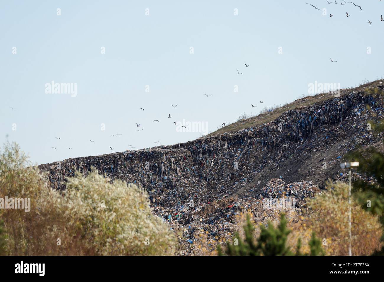 Zagabria, Croazia. 15 novembre 2023. Lo scivolo per rifiuti presso il sito di discarica di Jakusevac è stato aperto a Zagabria, Croazia, il 15 novembre 2023. Migliaia di tonnellate di rifiuti sono scivolate dalla sua sede di smaltimento sabato 11 novembre 2023. Foto: Luka Stanzl/PIXSELL credito: Pixsell/Alamy Live News Foto Stock