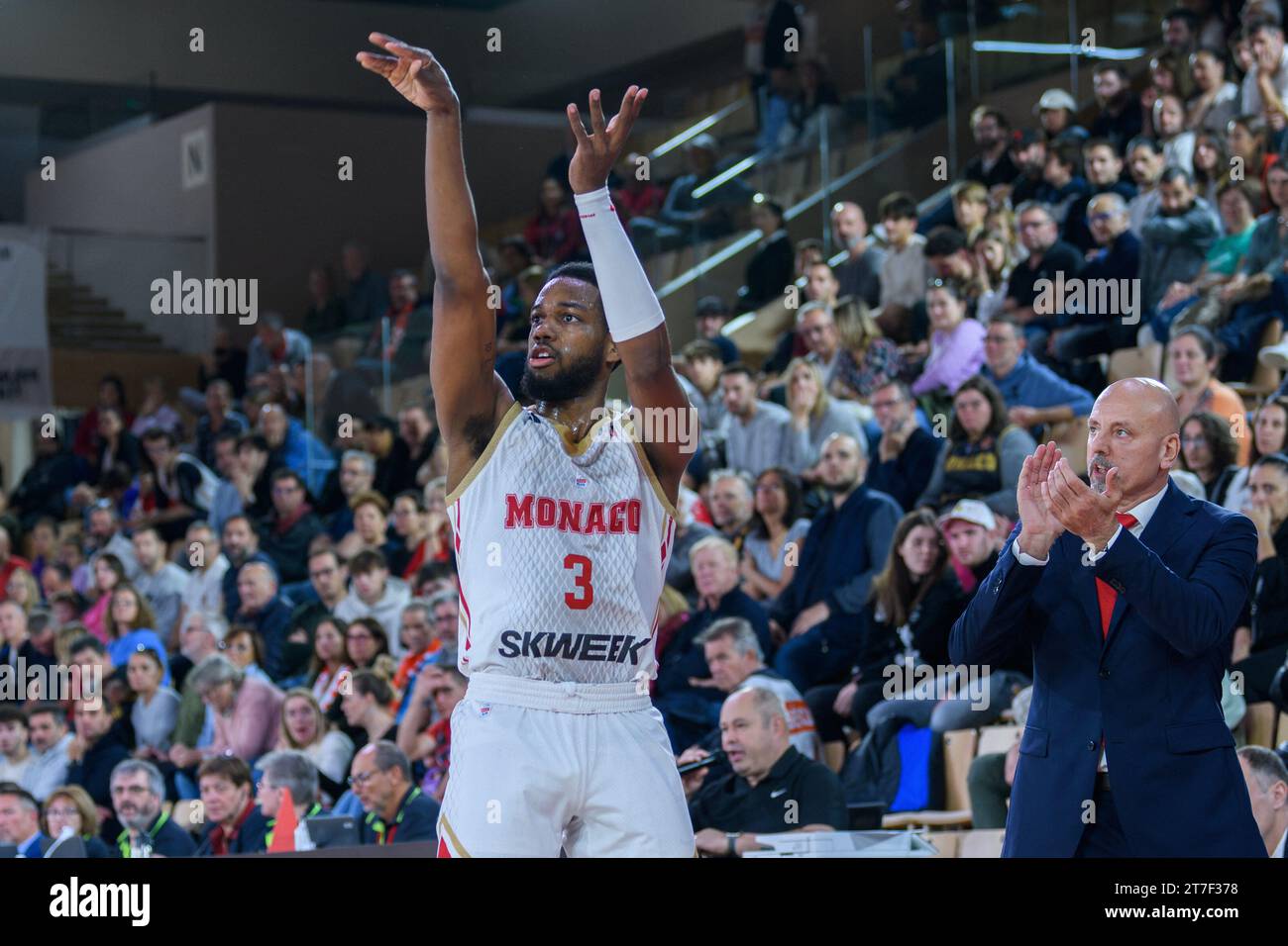 COME giocatore del Monaco n. 3 Jordan Loyd è visto durante la partita dell'undicesimo giorno della stagione regolare BETCLIC Elite tra AS Monaco e Nanterre 92 con una vittoria del Monaco 91-82 a Monaco, il 12 novembre 2023. Foto di Laurent Coust/ABACAPRESS.COM Foto Stock