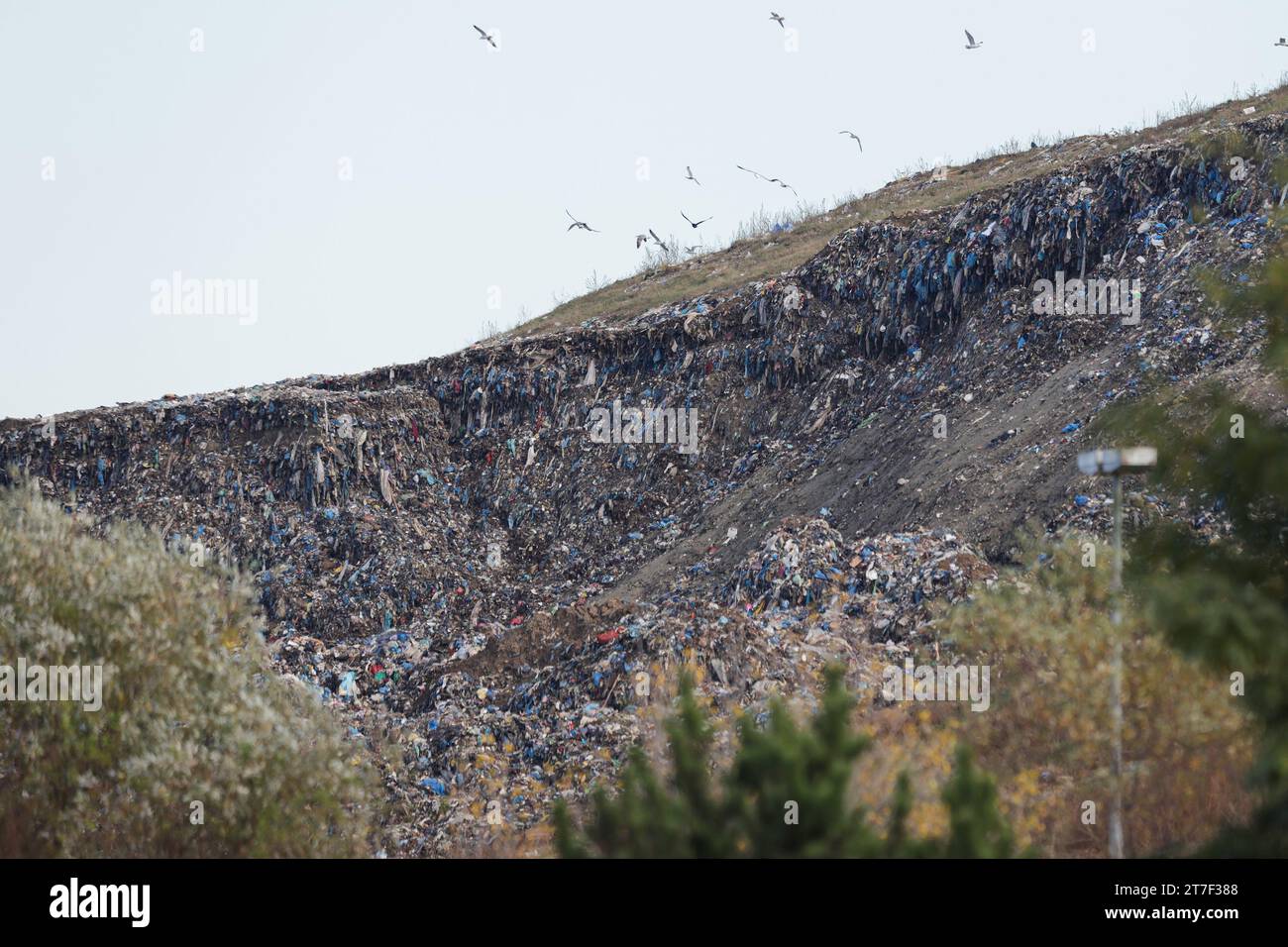 Zagabria, Croazia. 15 novembre 2023. Lo scivolo per rifiuti presso il sito di discarica di Jakusevac è stato aperto a Zagabria, Croazia, il 15 novembre 2023. Migliaia di tonnellate di rifiuti sono scivolate dalla sua sede di smaltimento sabato 11 novembre 2023. Foto: Luka Stanzl/PIXSELL credito: Pixsell/Alamy Live News Foto Stock