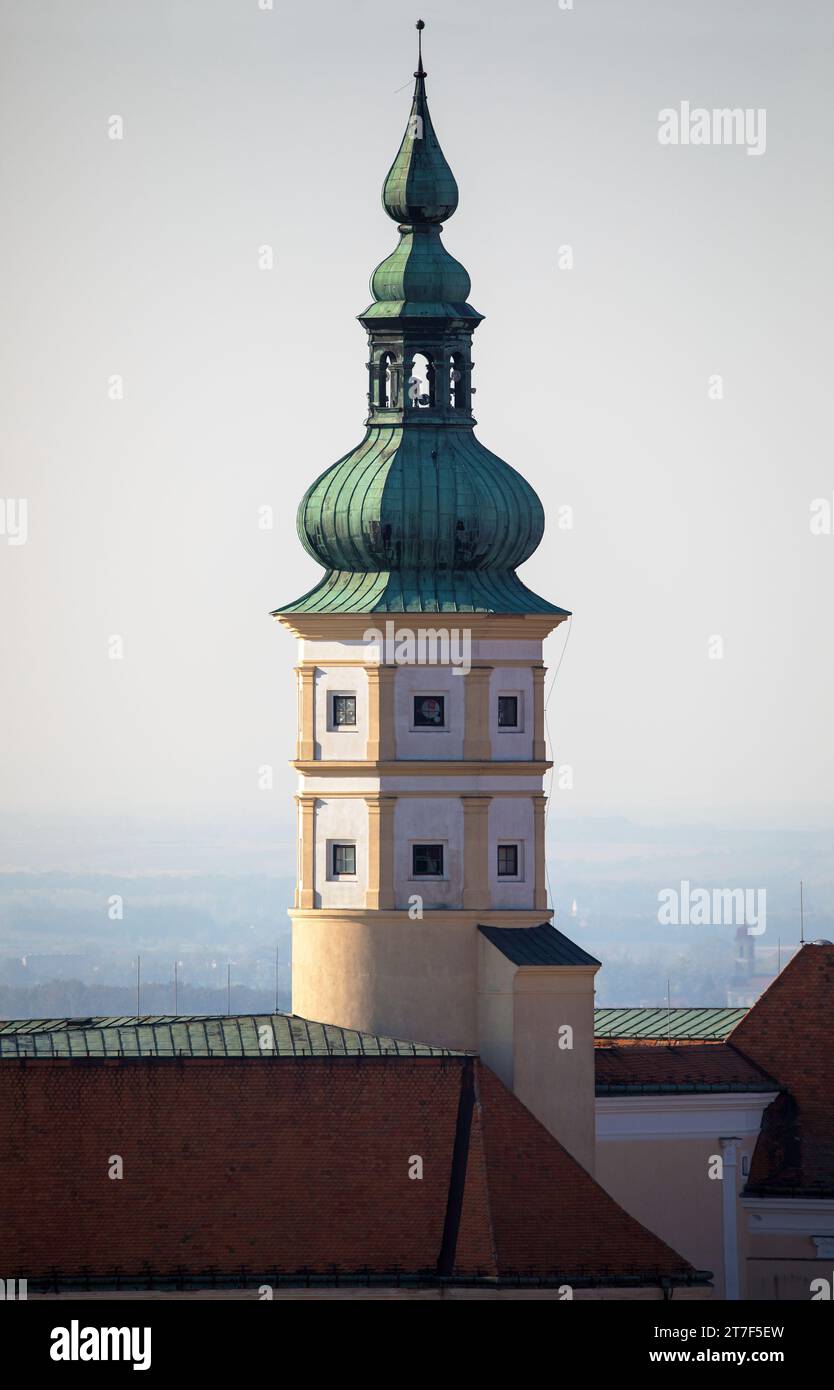 Torre del Castello di Mikulov, uno dei castelli più importanti della Moravia meridionale, vista dalla città di Mikulov, Repubblica Ceca Foto Stock