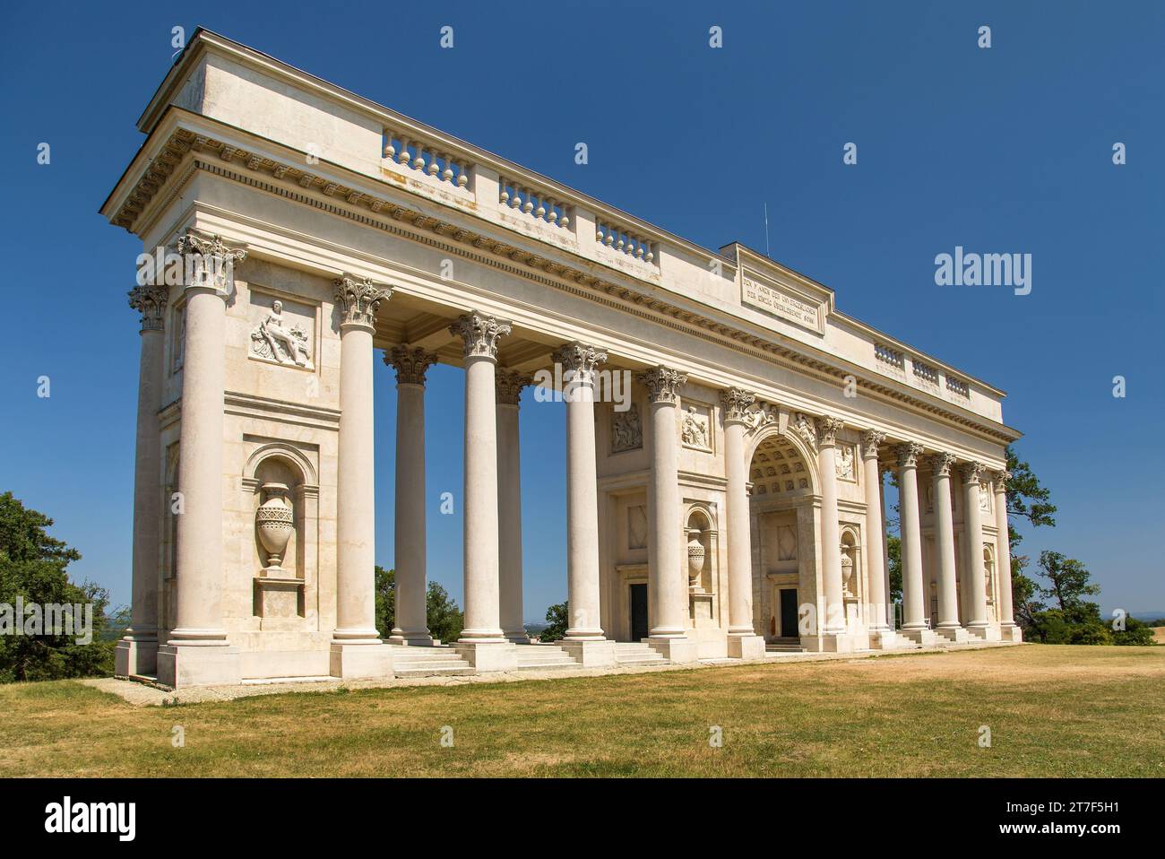 Il colonnato sul Rajstna è un gloriet classico romantico vicino alla città di Valtice, nome locale è Kolonada na Rajstne, Lednice e zona di Valtice, Moravi del Sud Foto Stock