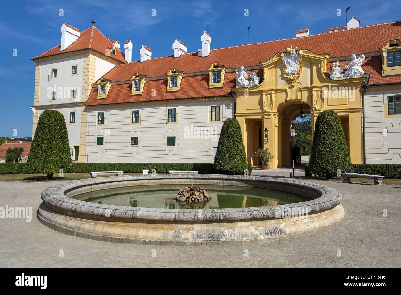 Chateau barocco in Valtice, vista con fontana, Lednice e zona Valtice, Moravia meridionale, Repubblica Ceca Foto Stock