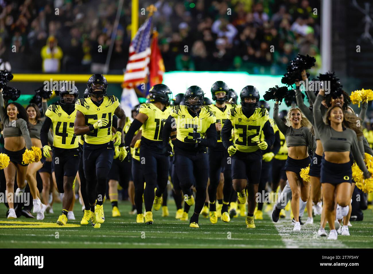 I membri degli Oregon Ducks prendono il campo prima di una partita di football universitario della stagione regolare contro gli USC Trojans, sabato 11 novembre 2023, ad Au Foto Stock