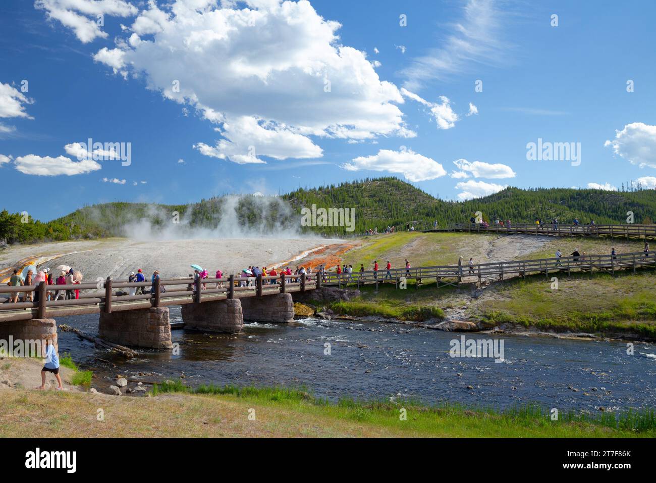 Yellowstone, America - 12 giugno 2016: Turisti in visita alle sorgenti termali sul ponte Foto Stock