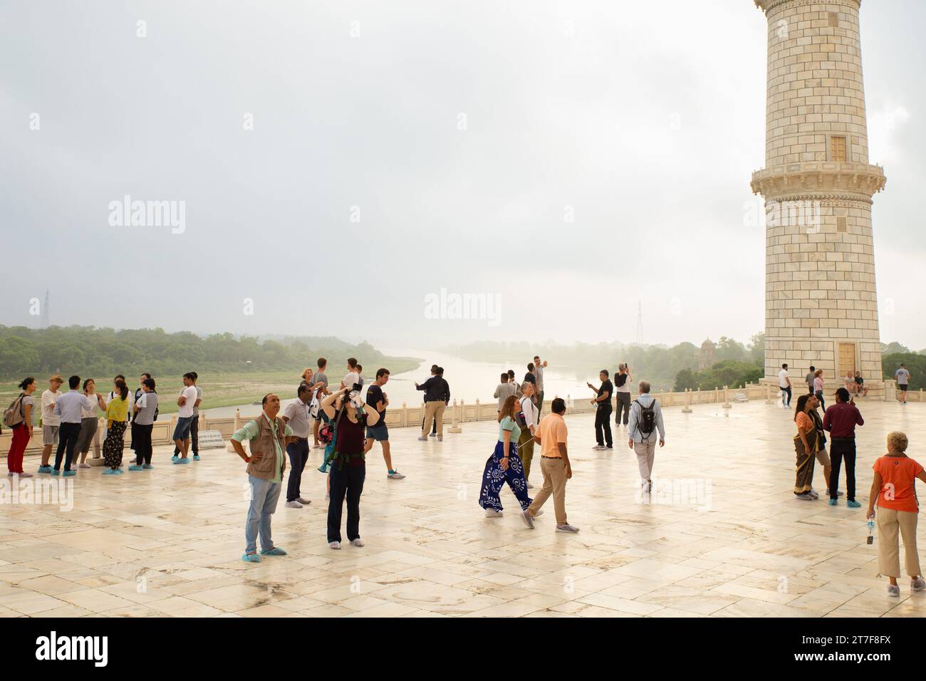 Taj Mahal, India - 03 luglio 2019: Turisti che guardano il fiume Yamuna in una giornata nuvolosa Foto Stock