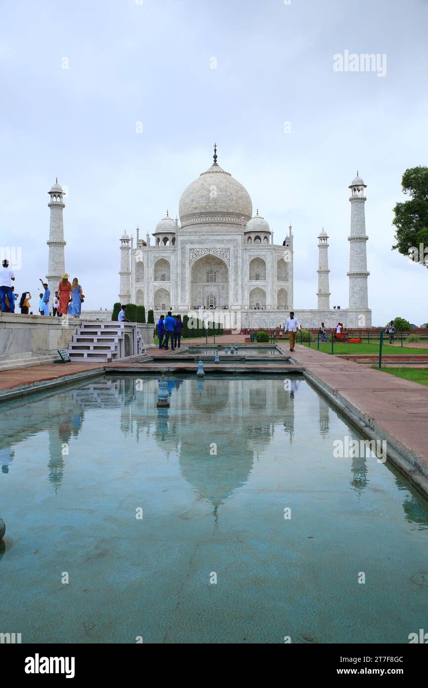 Taj Mahal, India - 03 luglio 2019: Turisti in visita al Taj Mahal Foto Stock