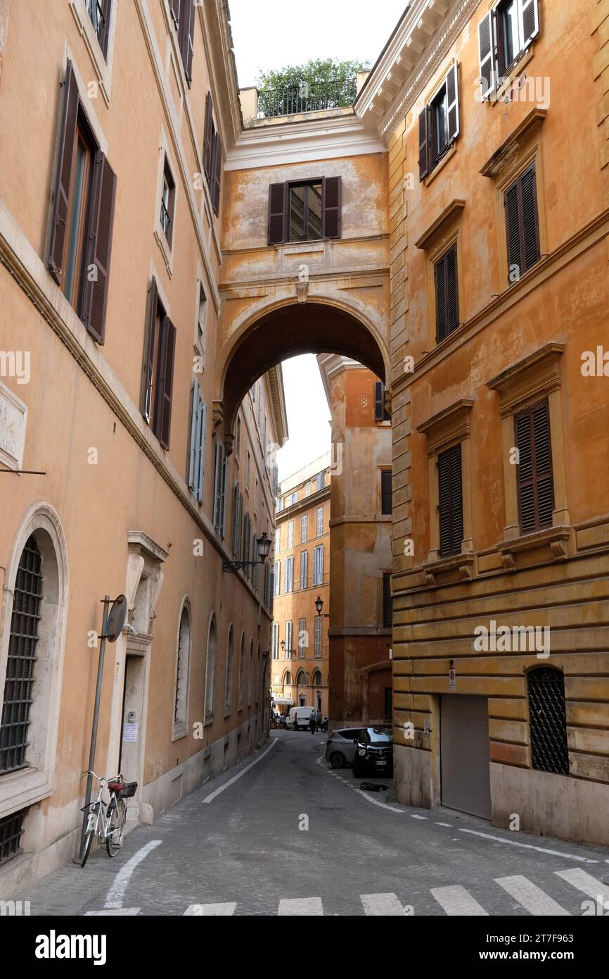 Stretta strada nel centro di Roma. Foto Stock