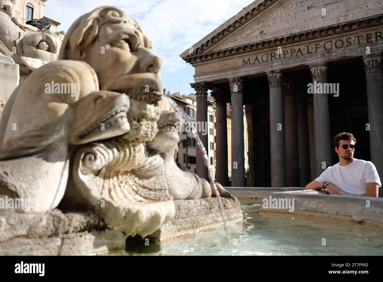 30 ottobre 2023: Una veduta del Pantheon e della Fontana del Pantheon con un bel giovane. Foto Stock