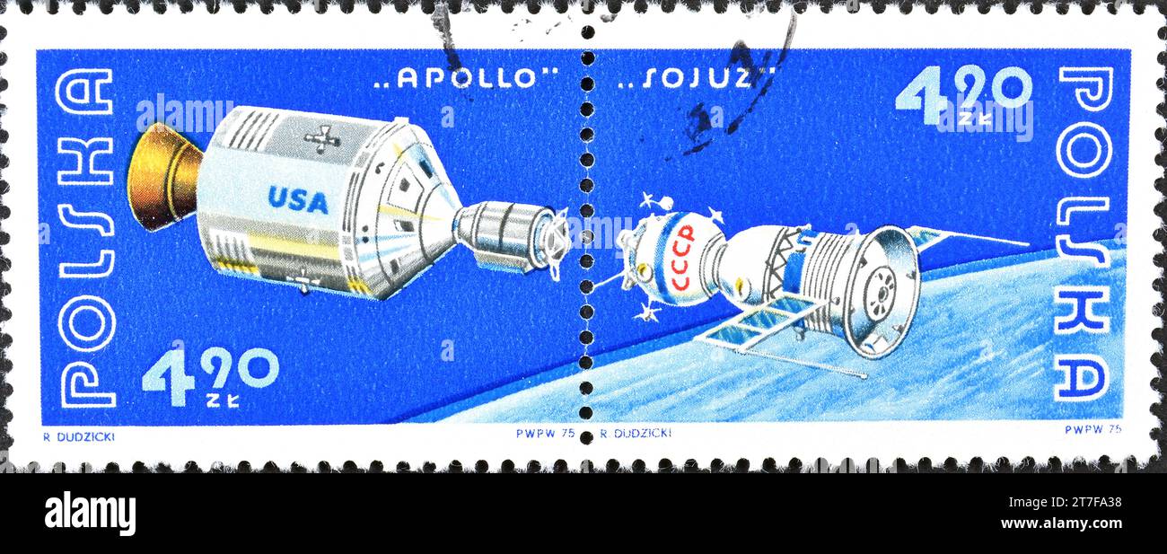 Francobollo cancellato stampato dalla Polonia, che mostra Apollo e Sojuz collegati nello spazio, se-inquilino, progetto di test spaziale Apollo Sojuz, intorno al 1975. Foto Stock