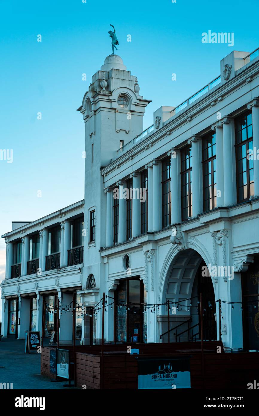 Cieli azzurri a Whitley Bay e le torri bianche di Spanish City sulla passeggiata Foto Stock