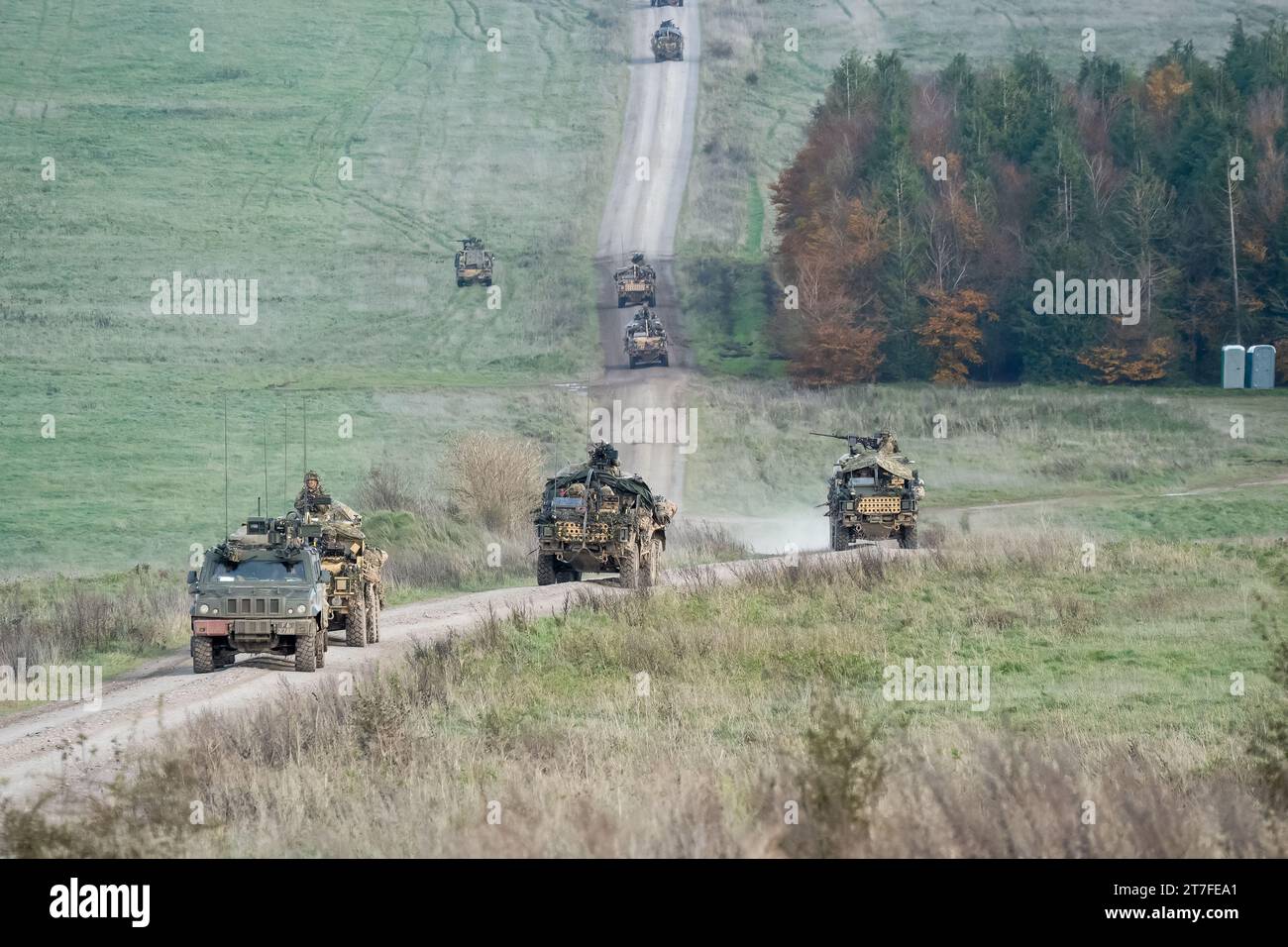 Panthers dell'esercito britannico e Supacat Jackals in azione su un'esercitazione militare Foto Stock