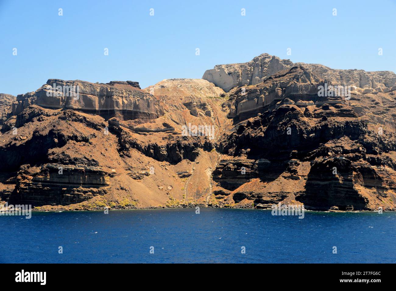 Le pareti rocciose sul bordo della Caldera (cratere) sull'isola vulcanica di Santorini, parte delle isole Cicladi nel Mar Egeo, Grecia, UE. Foto Stock