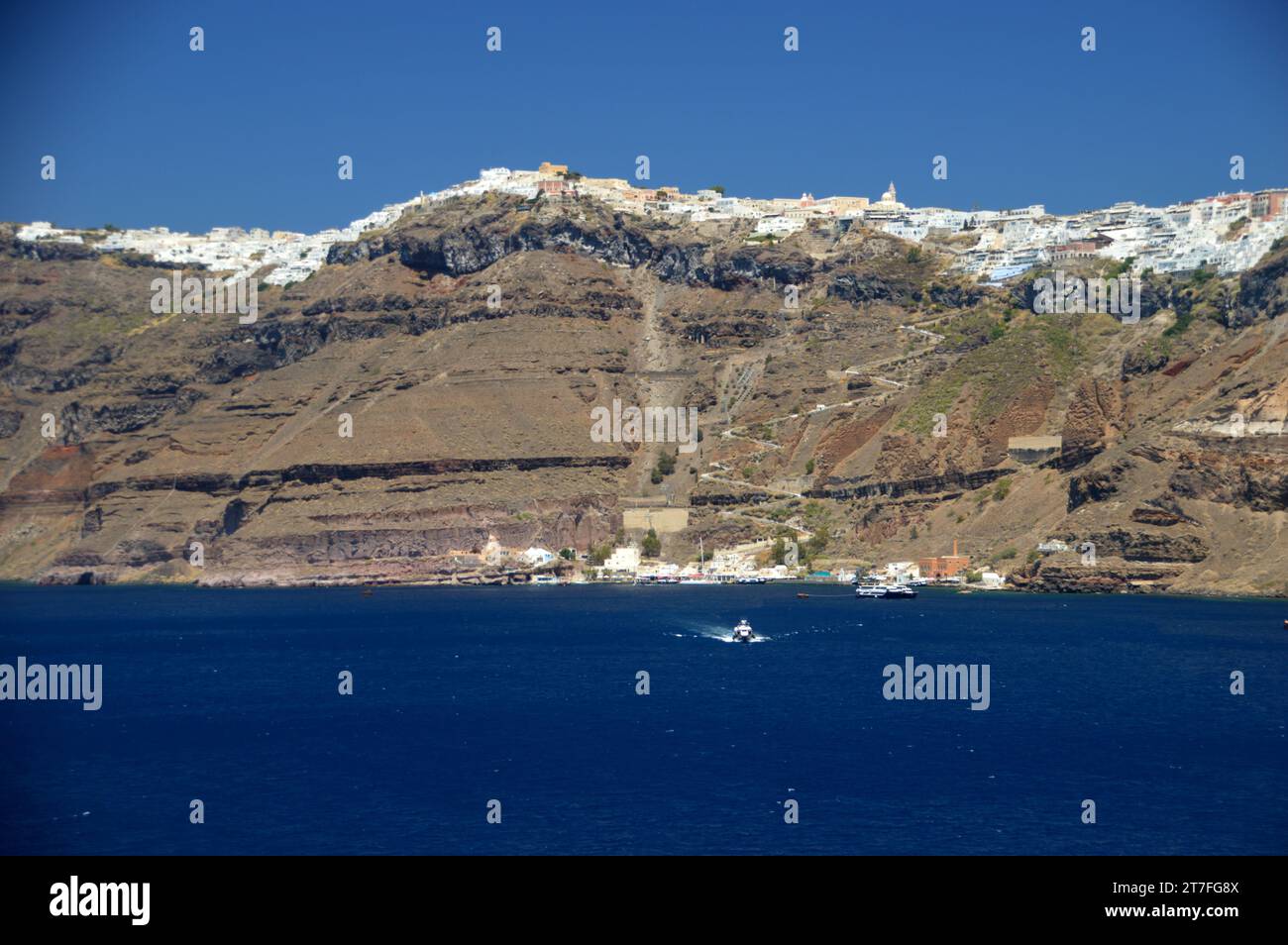 Gli edifici lavati di bianco in cima alle scogliere di Santorini, alle isole Cicladi, al Mar Egeo, alla Grecia, all'UE. Foto Stock