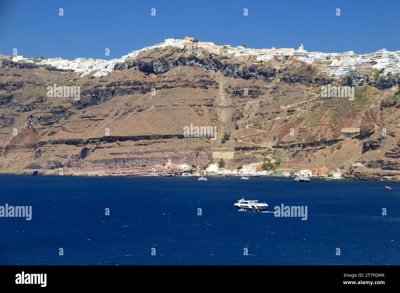 Gli edifici lavati di bianco in cima alle scogliere di Santorini, alle isole Cicladi, al Mar Egeo, alla Grecia, all'UE. Foto Stock