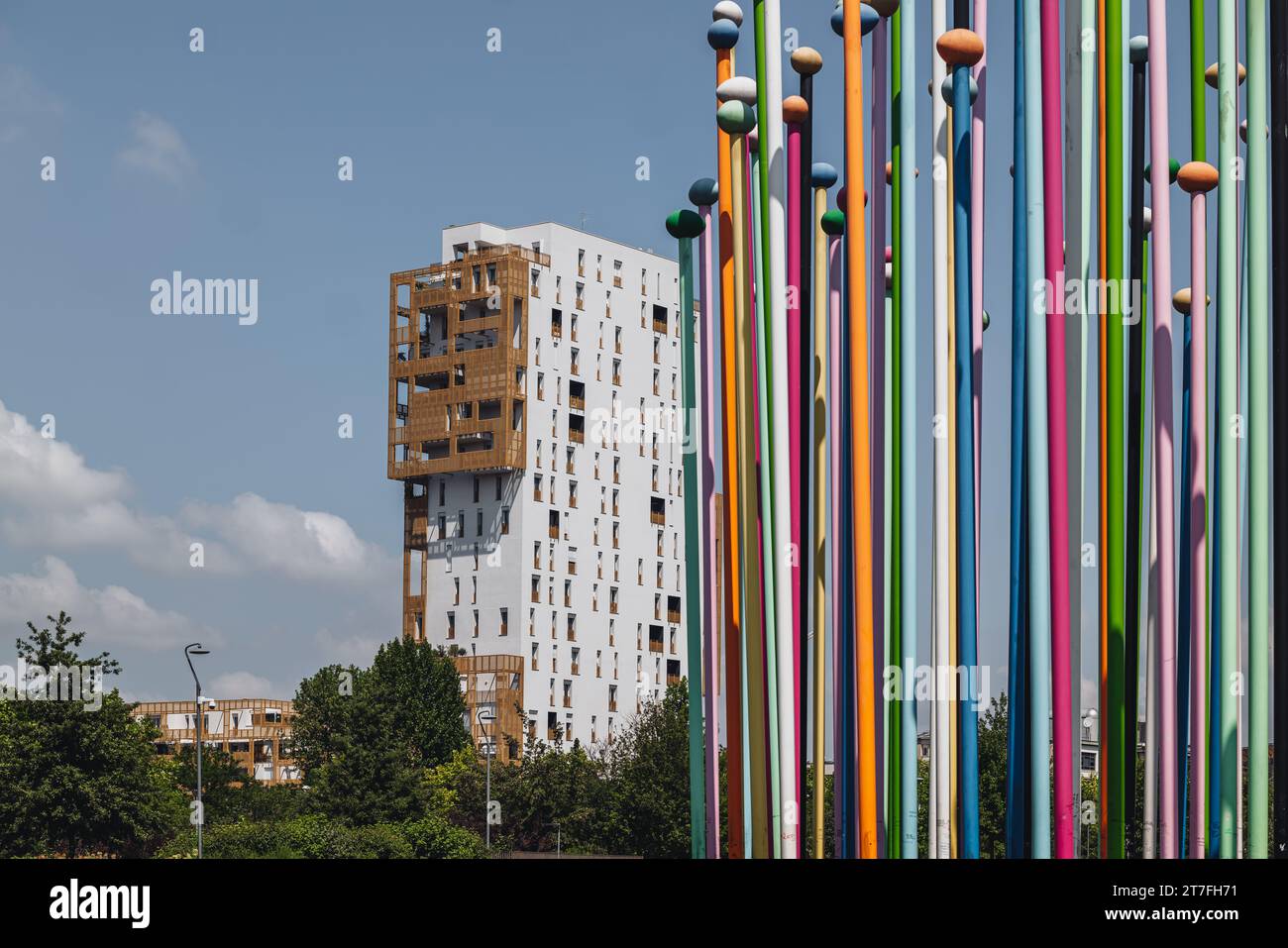 Milano - Giugno 2023: COLORIS, la bella scultura moderna del famoso quartiere chiamato City Life Foto Stock