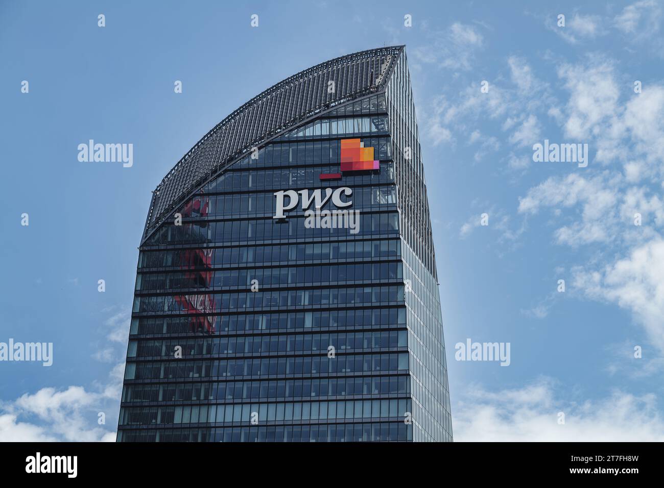 Milano, Italia - Giugno 2023: Primo piano della torre PWC nel quartiere City Life Foto Stock