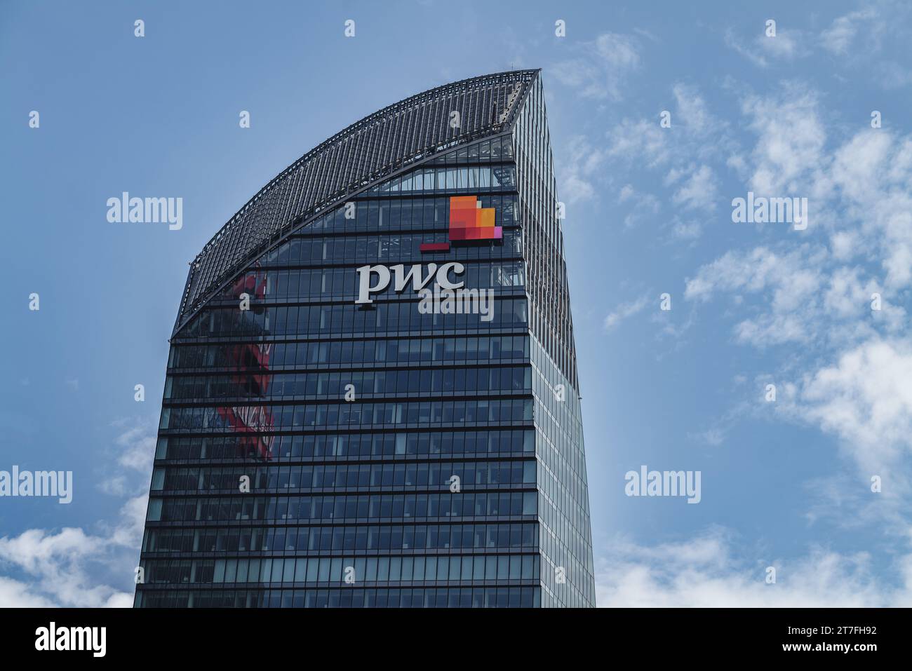 Milano, Italia - Giugno 2023: Primo piano della torre PWC nel quartiere City Life Foto Stock