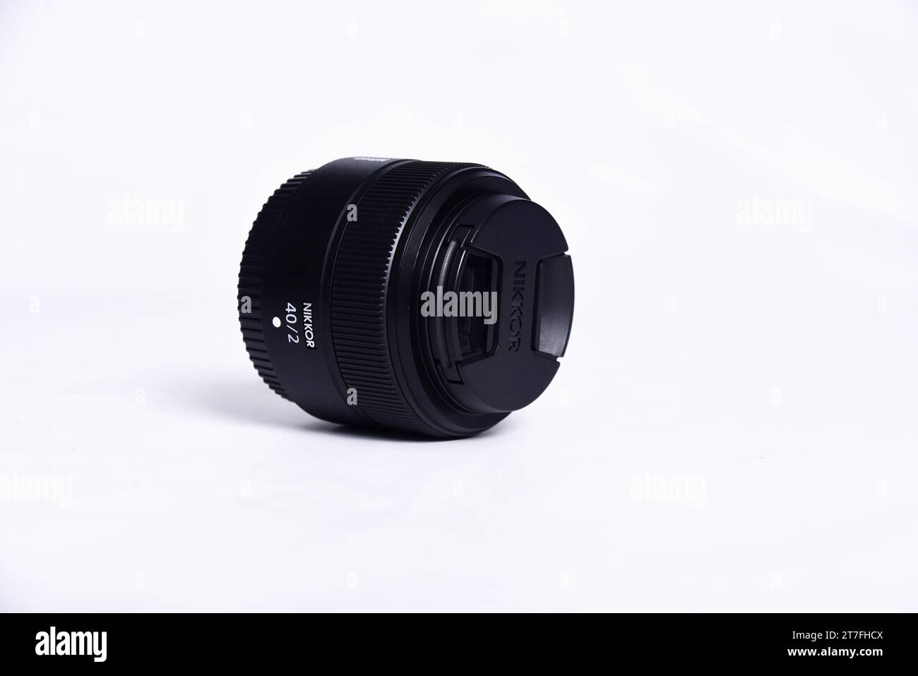 Goiania, Brasile 12 luglio 2023: Nikon Z Lens (versione 2) fotografia showdown e competizione tra obiettivi. Sfondo bianco. Le migliori lenti per mir Foto Stock