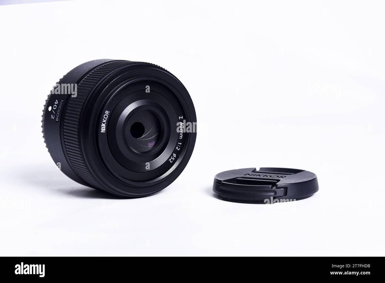 Goiania, Brasile 12 luglio 2023: Nikon Z Lens (versione 2) fotografia showdown e competizione tra obiettivi. Sfondo bianco. Le migliori lenti per mir Foto Stock