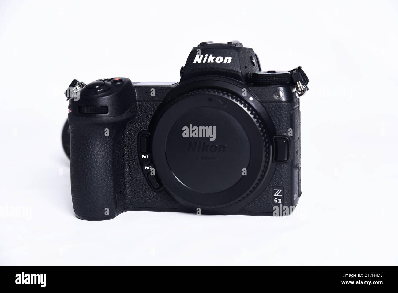 Goiania, Brasile 12 luglio 2023: Nikon Z6 II (versione 2) Photo showdown e concorso fotografico. Sfondo bianco. Le migliori fotocamere mirrorless di Foto Stock