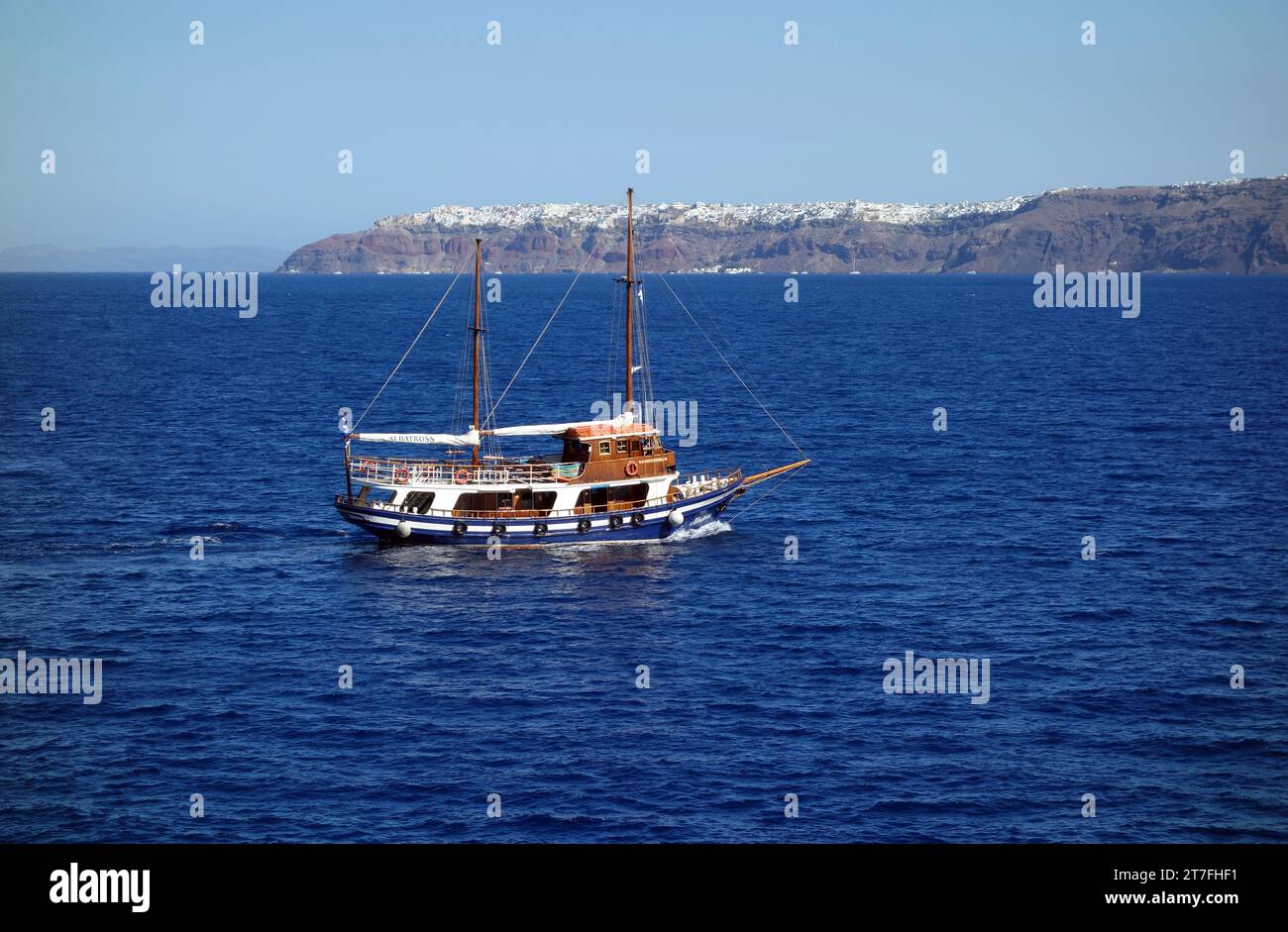La nave passeggeri turistica "Albatross" vuota che naviga nel porto di Santorini nelle isole Cicladi, Mar Egeo, Grecia, UE. Foto Stock