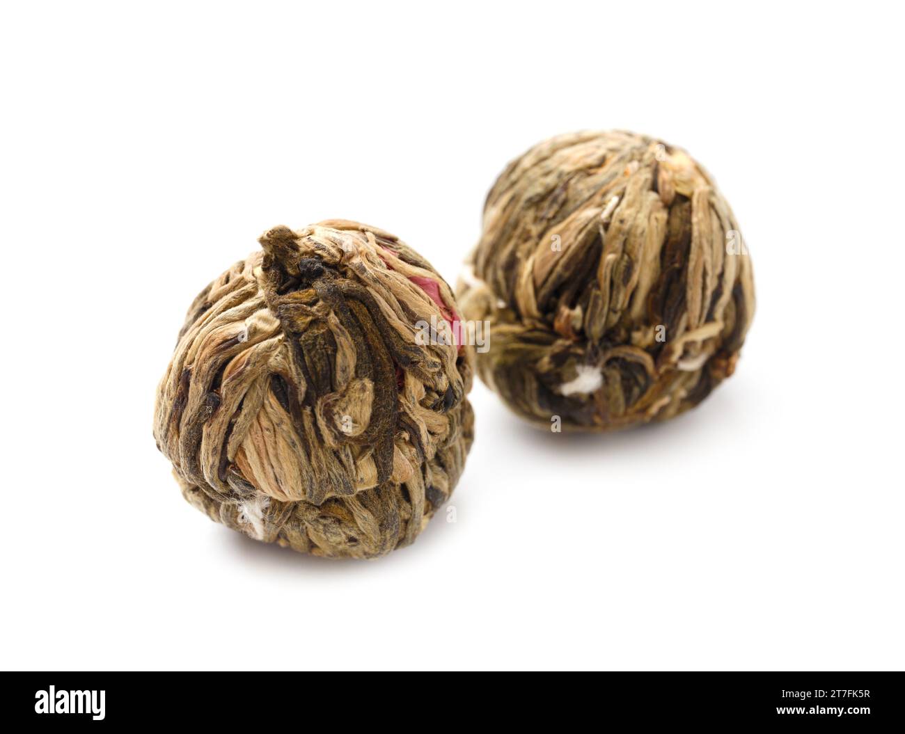 Tè cinese verde floreale, palline di tè legate con fiori secchi, tè profumato in fiore isolato su sfondo bianco. Foto Stock