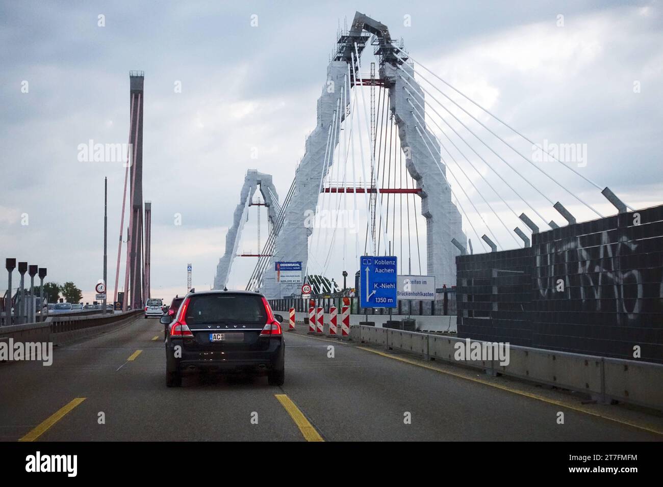 02.10.2023, Koeln, Nordrhein-Westfalen, GER - Neubau der Rheinbruecke Leverkusen auf der A1. A 1, A1, Alltag, Architektur, aussen, Aussenaufnahme, Autobahn, Autofahrer, Automobile, Autos, Autoverkehr, BAB 1, Bauarbeiten, Baukunst, Baustelle, Baustil, Bruecke, Brueckenneubau, Bundesautobahn 1, deutsch, Deutschland, Ersatzneubau, Europa, europaeisch, Fahrbahn, Fahrzeuge, Gesellschaft, Herbst, Individualverkehr, Jahreszeit, Kfz, Koeln, Kraftfahrzeuge, Neubau, Nordrhein-Westfalen, Personenkraftwagen, PKW, QF, Querformat, Rheinbruecke, Rheinbruecke Leverkusen, Sanierung, Strasse, Strassenszene, Str Foto Stock