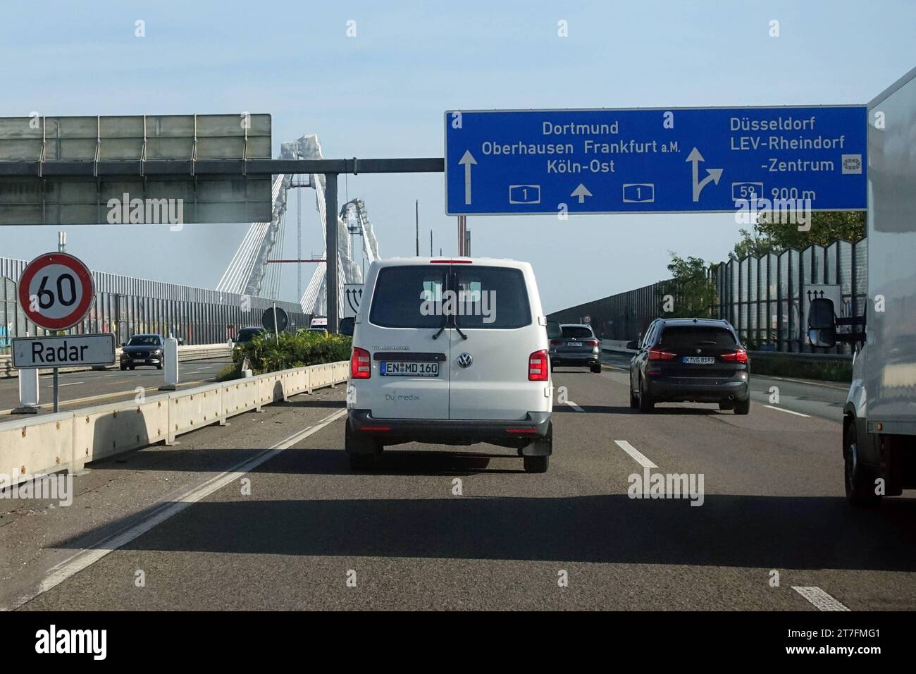 02.10.2023, Koeln, Nordrhein-Westfalen, GER-Autos vor der Rheinbruecke Leverkusen auf der A1. A 1, A1, Alltag, Architektur, aussen, Aussenaufnahme, Autobahn, Autofahrer, Automobile, Autos, Autoverkehr, BAB 1, Bauarbeiten, Baustelle, Bruecke, Brueckenneubau, Bundesautobahn 1, deutsch, Deutschland, Ersatzneubau, Europa, europaeisch, Fahrbahn, Fahrzeuge, Gesellschaft, Herbst, Individualverkehr, Jahreszeit, Kfz, Koeln, Kraftfahrzeuge, Neubau, Nordrhein-Westfalen, Personenkraftwagen, PKW, QF, Querformat, Radarkontrolle, Rheinbruecke, Rheinbruecke Leverkusen, Sanierung, Schild, Strasse, Strassensz Foto Stock