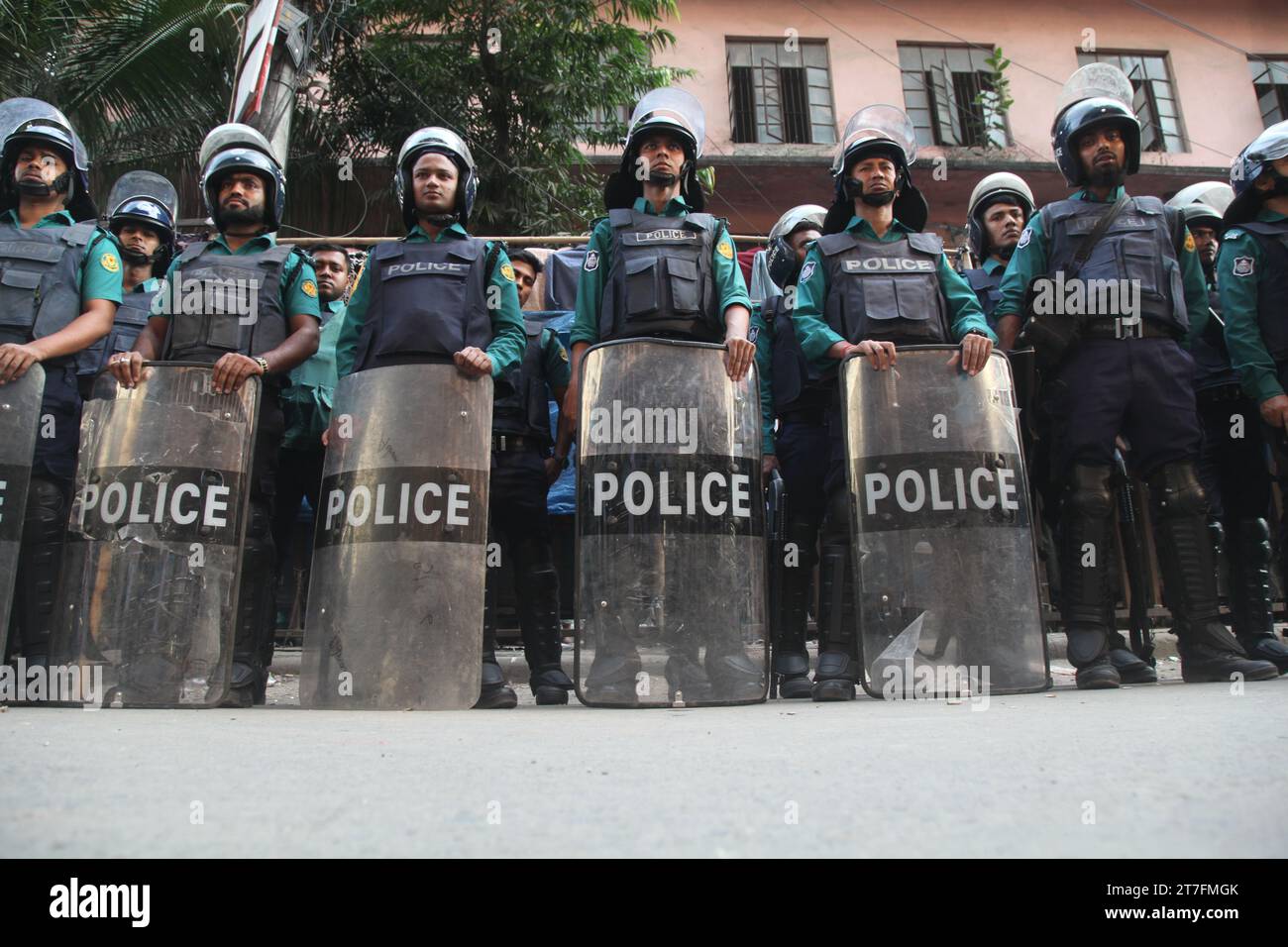 Dhaka Bangladesh 15 novembre 2023.la polizia è stata mobilitata per la sicurezza della gente comune in mezzo ai continui disordini politici nel paese N Foto Stock